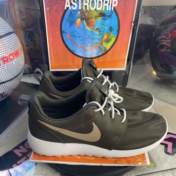 nike roshe one khaki